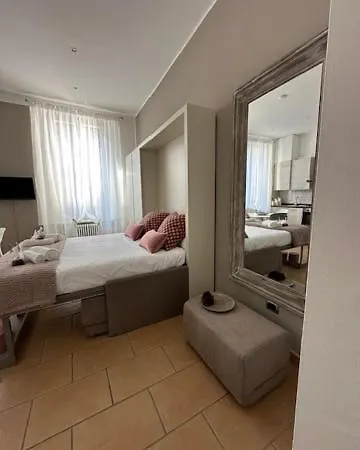 Dama In Center Apartment Como