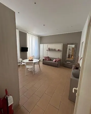 Dama In Center Apartment
