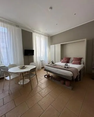 Dama In Center Apartment